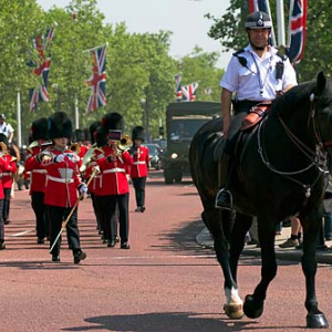 Londyn. Gwardia maszerująca na zmianę warty przed Pałacem Buckingham.
